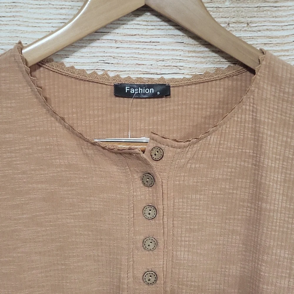 NWT Fashion Women's Small Ribbed Embroidered Long Sleeve Tan Top